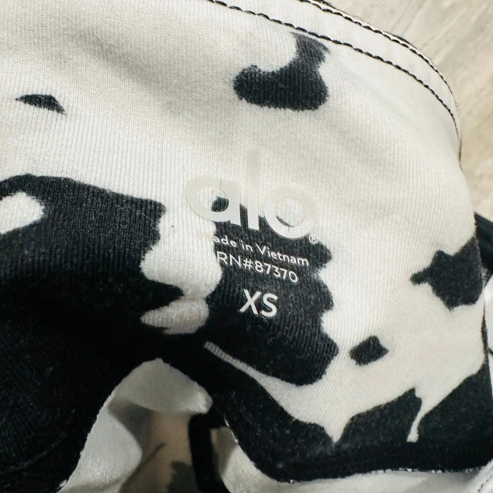 Alo Yoga Womens XS Black White Abstract Tie Dye‎ Cropped Active Capri Leggings